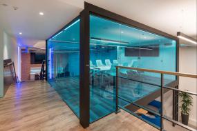 挑高办公室装饰图