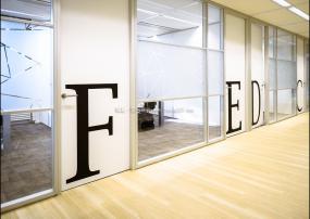 挑高办公室装潢效果图片