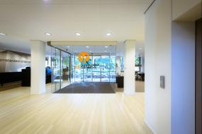 挑高办公室装修实景图片