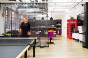 挑高办公室装潢设计效果图片