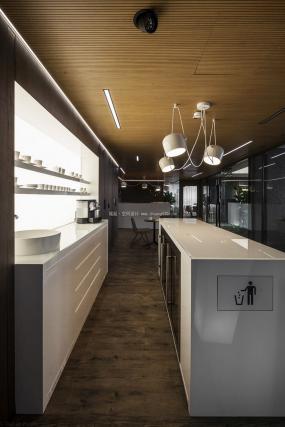 300平米办公室装潢效果图