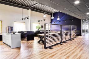 挑高办公室装潢图片