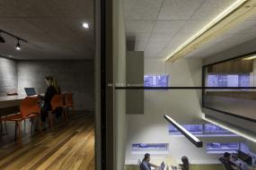 高端办公室矿棉板吊顶装修图片