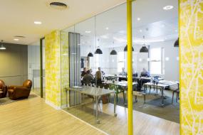 高档办公室矿棉板吊顶装修图片