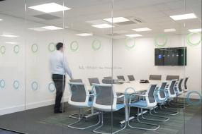 最新办公室格栅吊顶装饰实景图