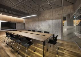 裸顶办公室装修高清图片