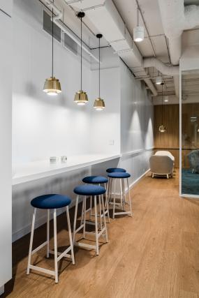 裸顶办公室装潢效果图