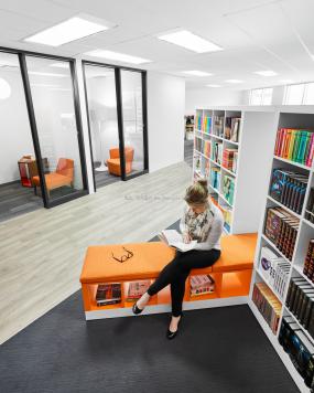 高端集团公司办公室装修图片