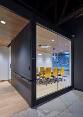 最新中介公司办公室装饰实景图