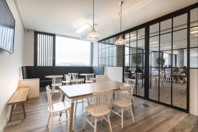 最新网络科技公司办公室装饰实景图