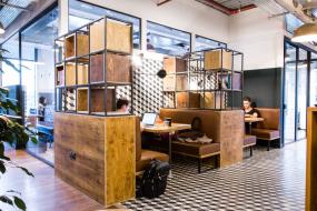 最新中型公司办公室装饰实景图