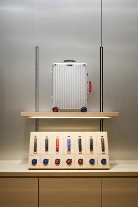 服装零售店装修实景图片