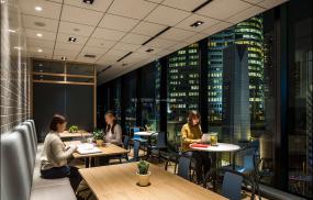 白色办公室装修高清效果图