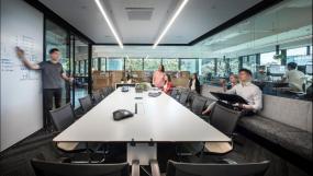 极简风格办公室装修实景图片