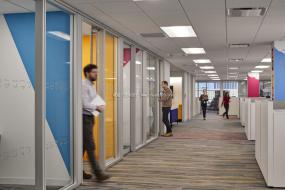 最新明亮办公室装饰效果图