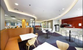 明亮办公室装修装潢效果图