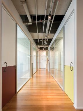 简洁办公室装修装潢效果图