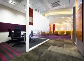 明亮办公室装修实景图片