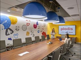 明亮办公室装潢效果图