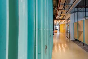 高端明亮办公室装修效果图