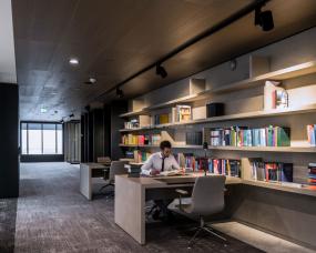 最新明亮办公室装修设计效果图