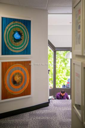 明亮办公室装饰设计效果图