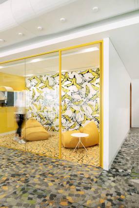 最新动漫公司装饰实景图