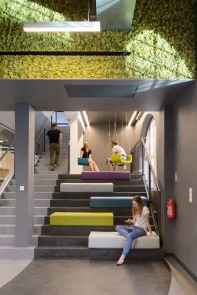 上海服装公司设计装潢图片