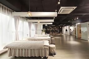 最新国外美发店设计装饰效果图片