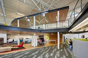 最新简约型办公室装饰实景图