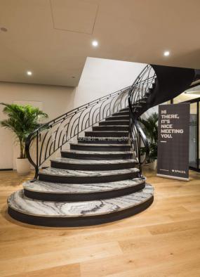 个性简约风格办公室设计装饰图