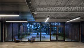 高档工业风格办公室设计装饰图