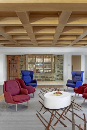 高档工业风格办公室装潢效果图