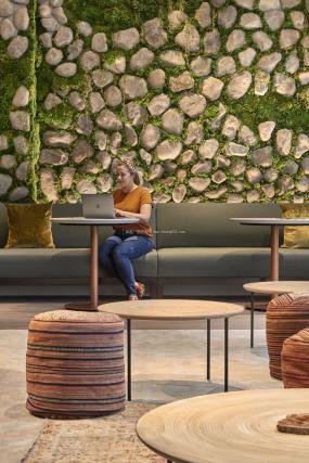 公司过道布艺吊顶装修效果图片