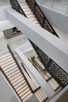 现代办公室风格吊顶装饰效果图