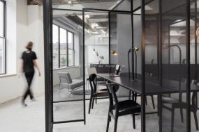 大型时尚办公室室内吊顶装修效果图片