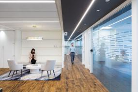 小型办公室简约吊灯装潢效果图图片