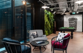 装修办公室工业风效果图