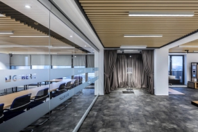 1000平办公室装修工业风图片