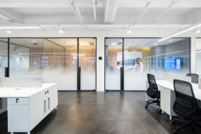 白色裸顶办公区设计效果