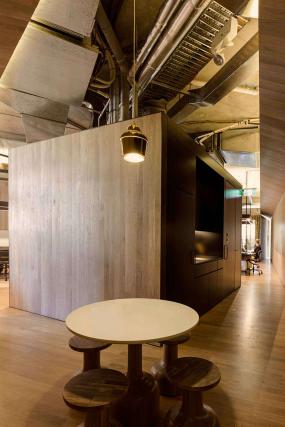 loft办公室休闲区桌椅设计效果图