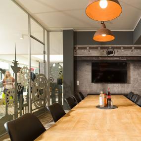 装修公司办公室玻璃隔断装修效果图片