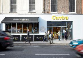 国外简约连锁便利店货架装修设计图