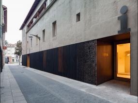 中老年服装店装修风格