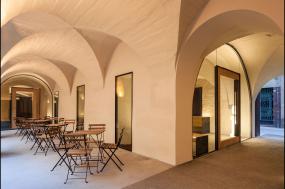 现代简约服装店装修风格