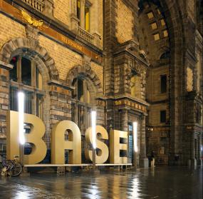 手机店玻璃柜台装修效果图片