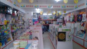 最新孕婴店室内挂衣架装修效果图片欣赏