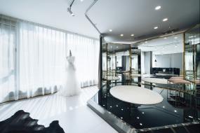 时尚吊顶婚纱店店面装修图