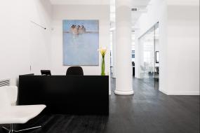 办公室前台深褐色木地板装修效果图片