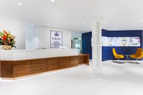 办公室前台logo墙效果图